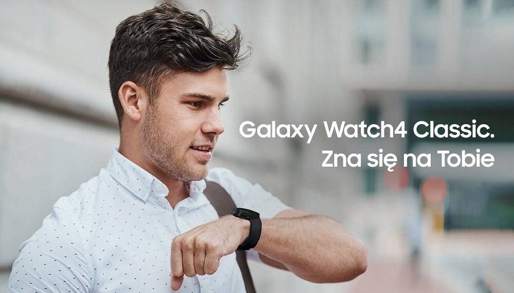Smartwatch Samsung Galaxy Watch4 Classic R890 SM-R890NZKAEUE widok na mężczyznę ze smartwatchem widocznym od boku na nadgarstku