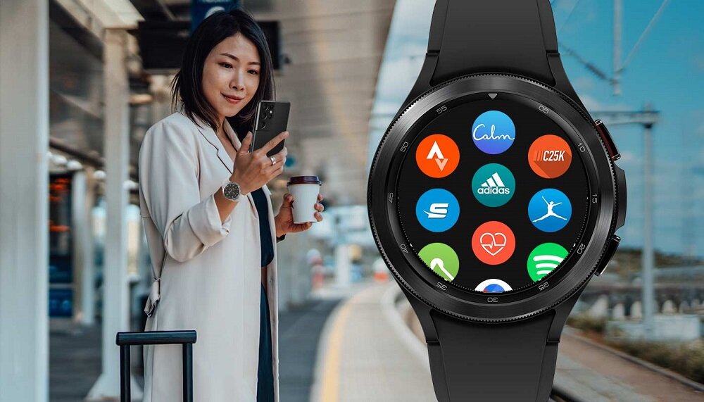Smartwatch Samsung Galaxy Watch4 Classic R890 SM-R890NZKAEUE widok na front zegarka i kobietę z telefonem w dłoni