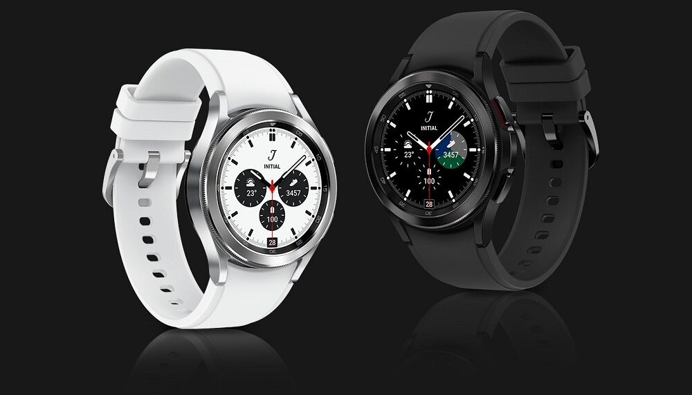 Smartwatch Samsung Galaxy Watch4 Classic R880 SM-R880NZKAEUE widok na smartwatch w kolorze srebrnym pod skosem w prawo i smartwatch w kolorze czarnym pod skosem w lewo
