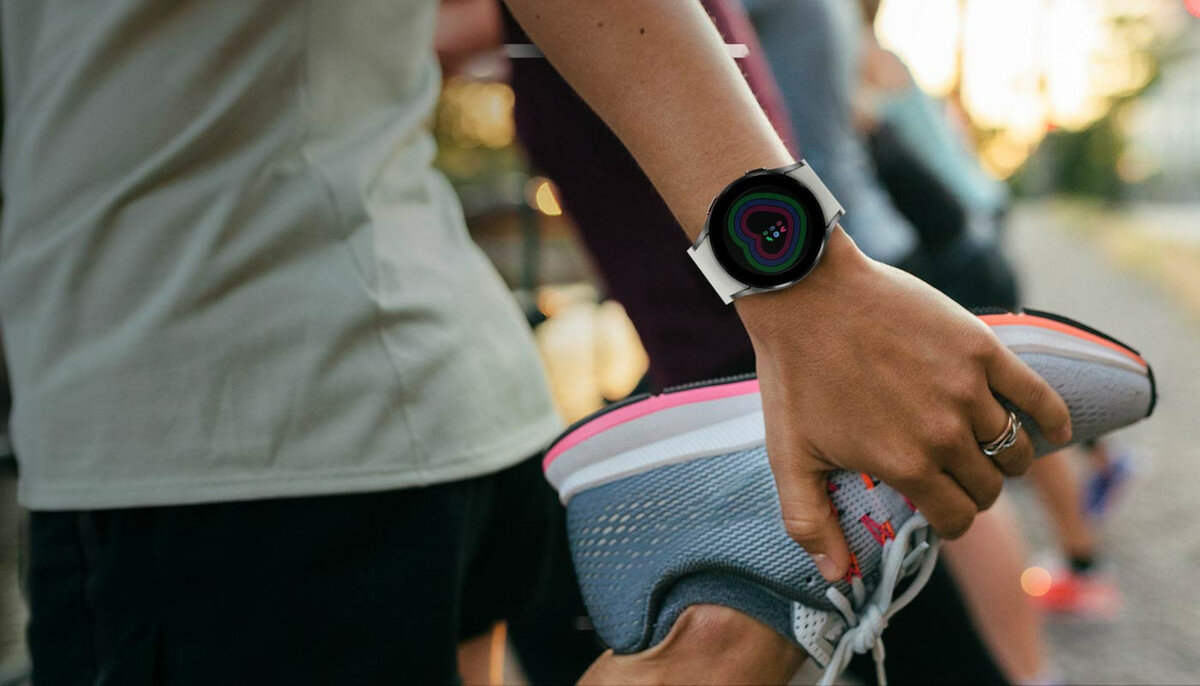 Smartwatch Samsung Galaxy Watch 4 44mm R870 osoba w trakcie treningu z zegarkiem na nadgarstku