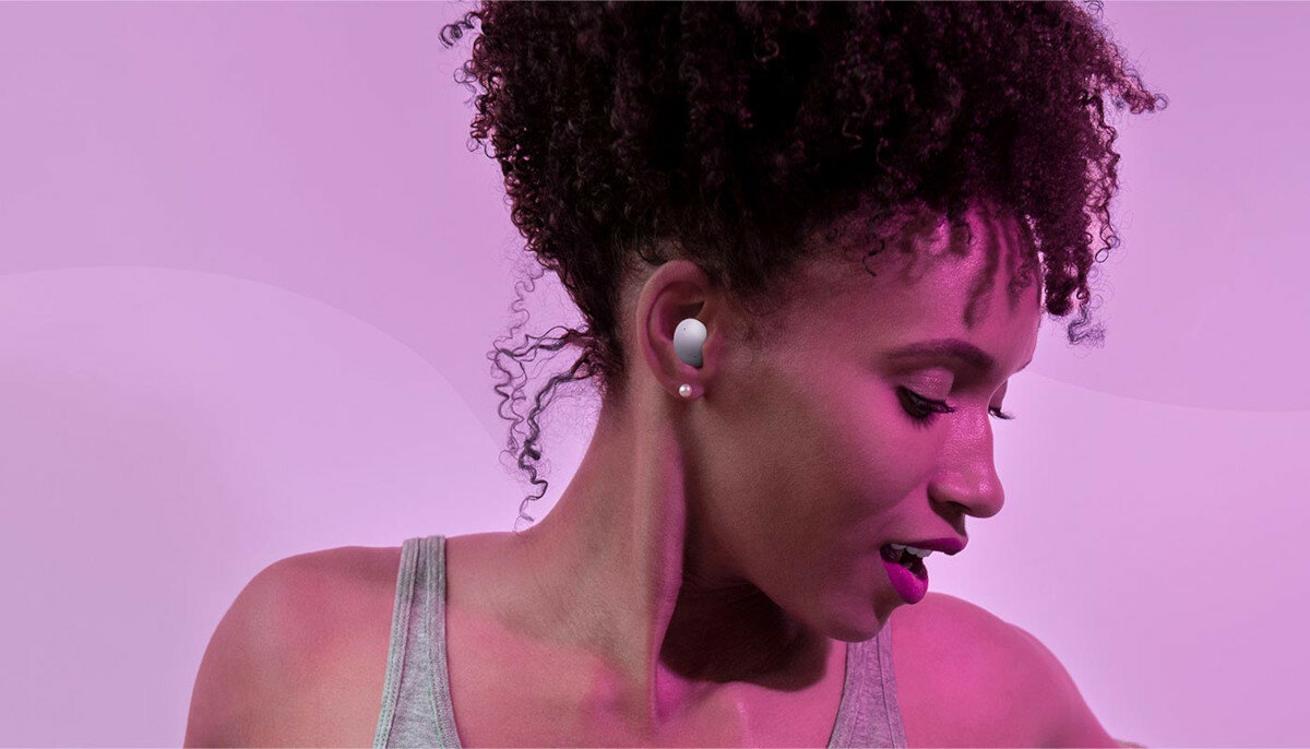 Słuchawki Samsung Galaxy Buds 2 SM-R177 fioletowe słuchawki u dziewczyny w uszach