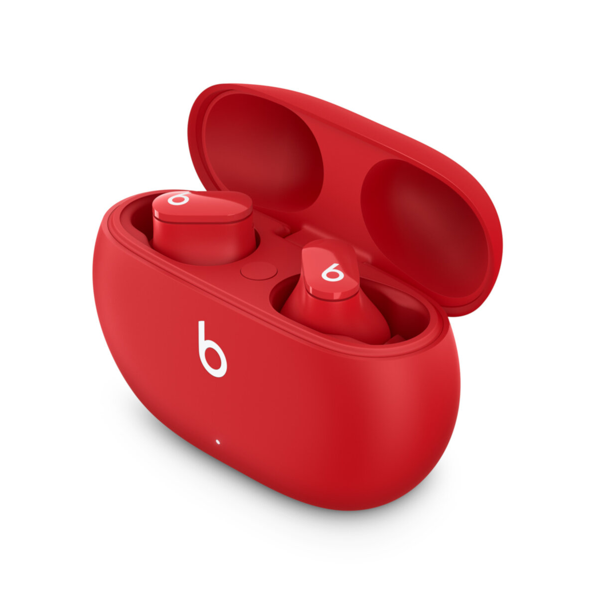 Słuchawki Beats Studio Buds czerwone w etuii ładującym po skosie w lewo na białym tle