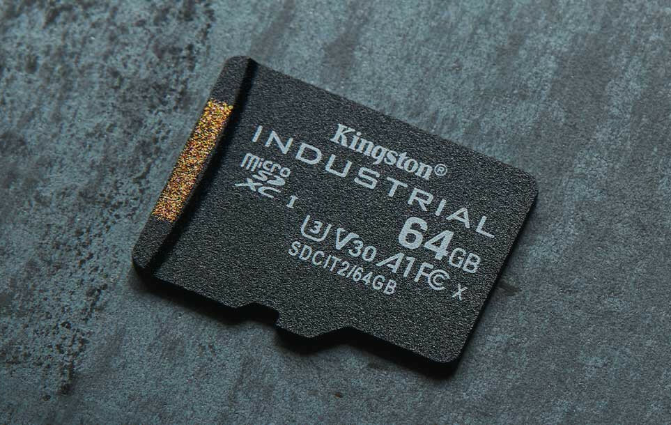 Karta microSD Kingston Industrial C10 64GB zdjęcie karty pamięci na betonowej powierzchni