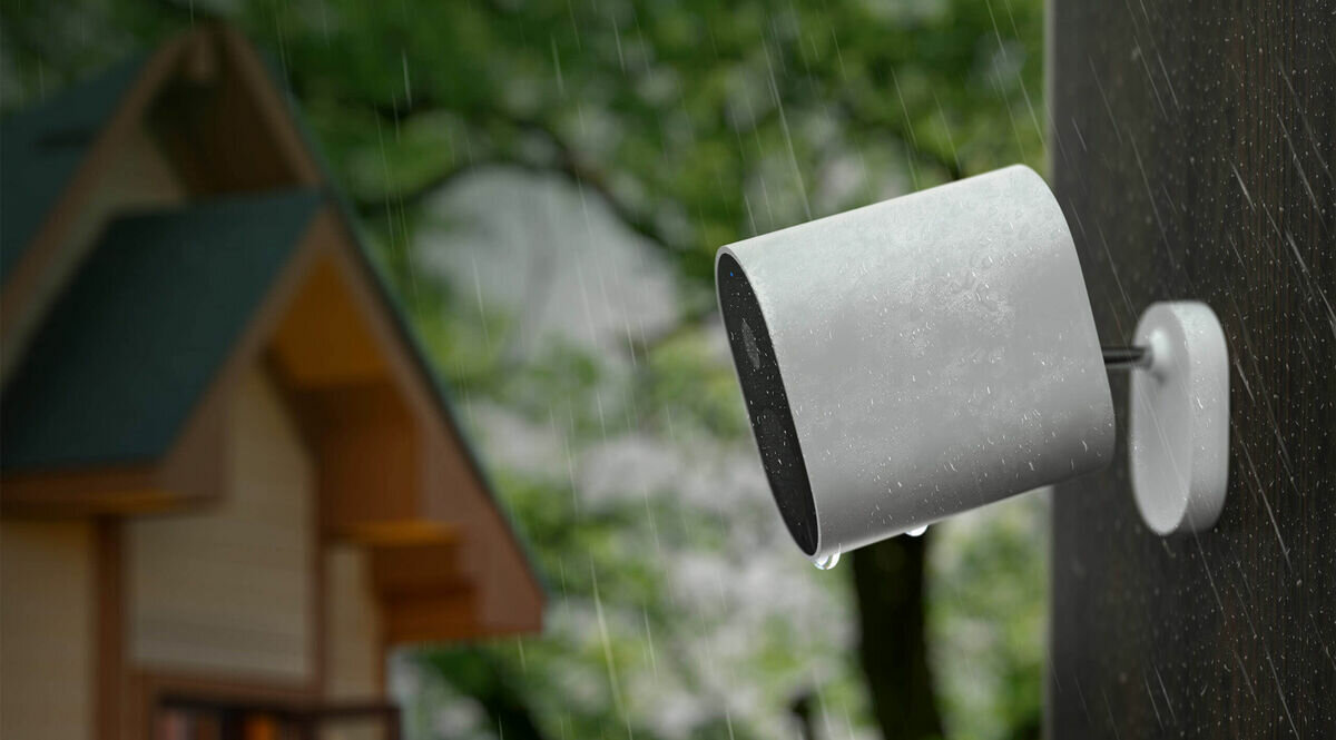 Kamera XIAOMI MWC14 zamontowana, widok bokiem podczas deszczu