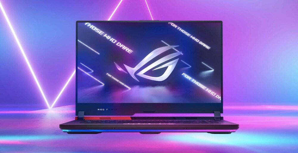 Laptop Asus ROG Strix G15 G513QY-HQ007T widok na laptopa od frontu