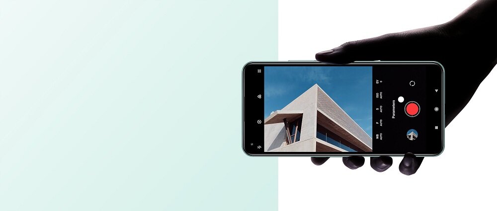 Smartfon Xiaomi Mi 11 Lite 5G 34080 widok na telefon trzymany w dłoni poziomo w trakcie nagrywania filmu
