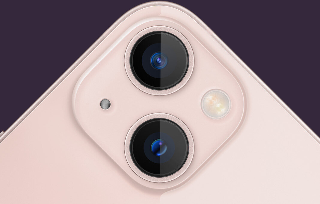 Smartfon Apple iPhone 13 mini 512GB przybliżony widok na aparat w telefonie