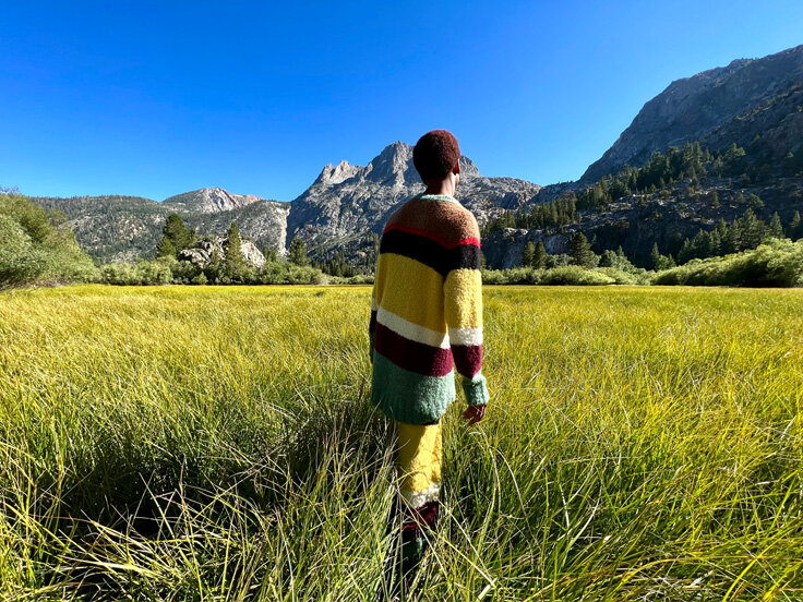 Smartfon Apple iPhone 13 Pro widok na zdjęcie chłopaka w górskiej scenerii