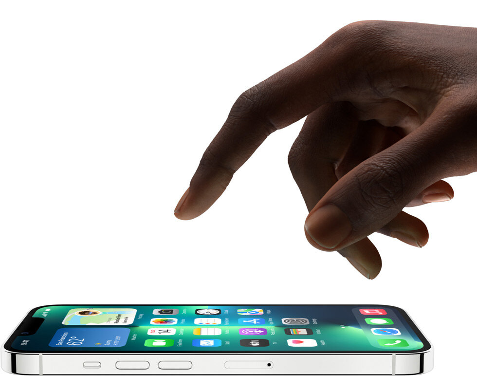 Smartfon Apple iPhone 13 Pro widok na palec nad ekranem telefonu