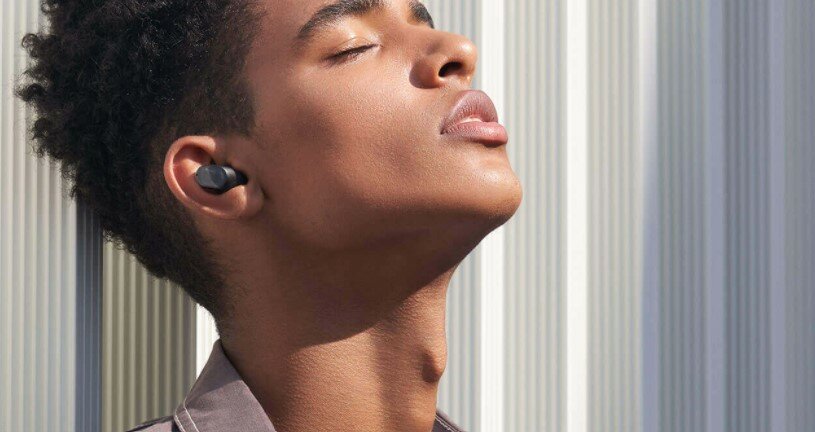 Słuchawki bezprzewodowe Xiaomi Redmi Buds 3 Pro Glacier Grey chłopak słucha muzykę w słuchawkach