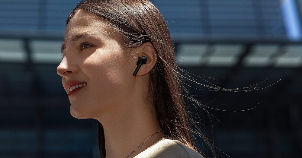 Słuchawki Xiaomi Mi True Wireless Earphones 2 Pro 34957 widok na kobietę ze słuchawką w uchu