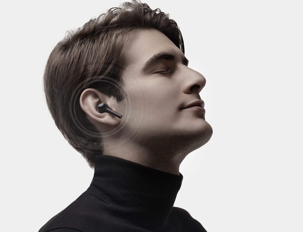 Słuchawki Xiaomi Mi True Wireless Earphones 2 Pro 34957 widok na mężczyznę ze słuchawką w uchu