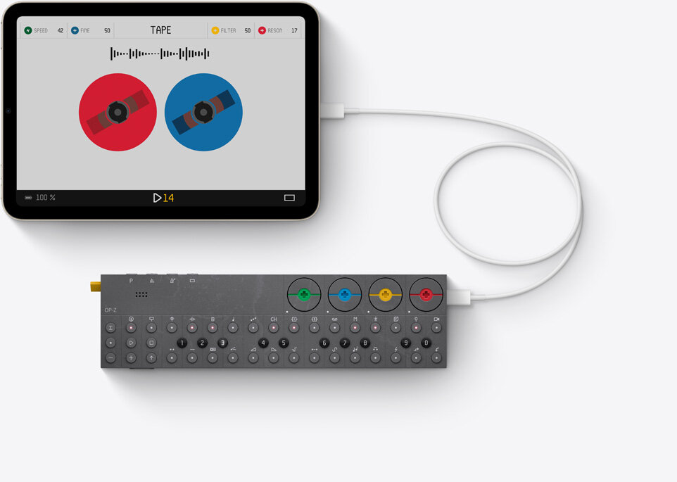 iPad mini 8,3 Wi-Fi + Cellular 256GB Starlight akcesoria do tworzenia muzyki podłączone przez USB C
