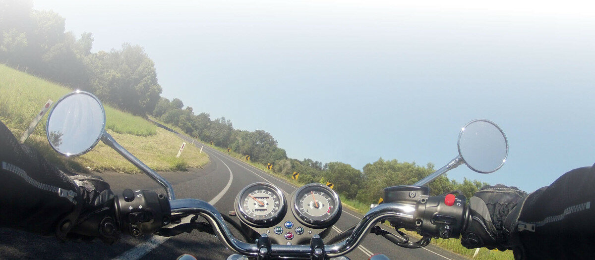 Rejestrator motocyklowy MIO MiVue M760D widok z perspektywy motocyklisty na drogę