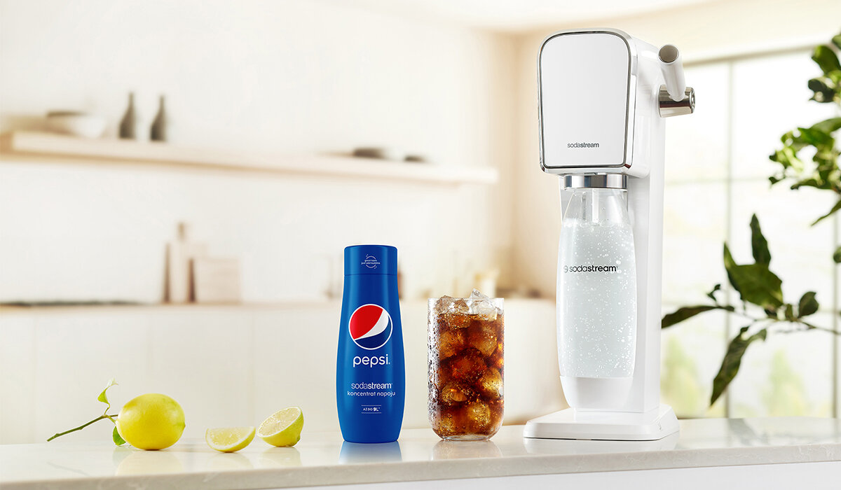 Syrop SodaStream Pepsi 440ml widok na butelkę syropu wraz z gotowym napojem oraz urządzeniem na tle kuchni 