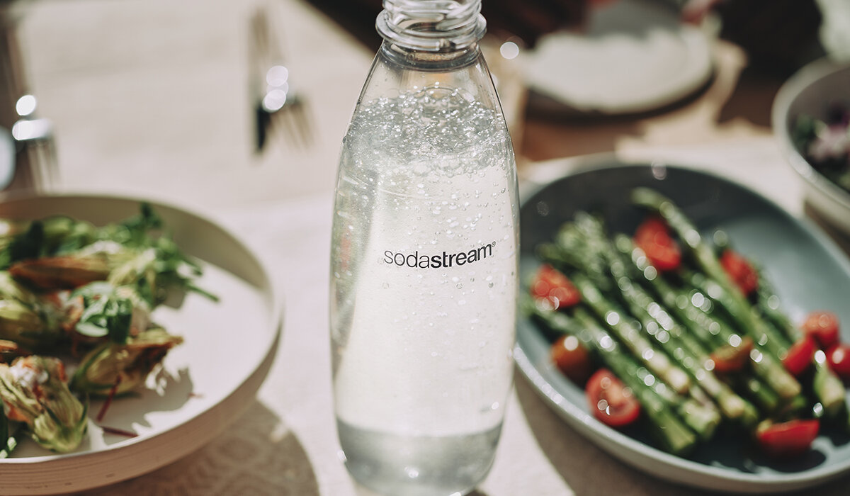 Butelki SodaStream Fuse 2x1L Białe widok pod lekkim skosem na tle posiłku