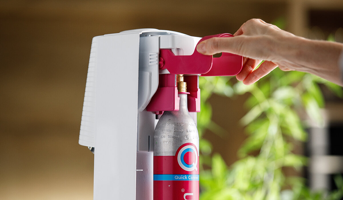 Cylinder SodaStream Quick Connect różowy grafika przedstawiająca umieszczony nabój w saturatorze