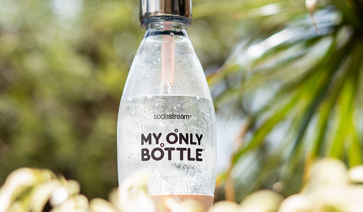 Cylinder SodaStream Quick Connect różowy widok na małą butelkę z napojem od frontu