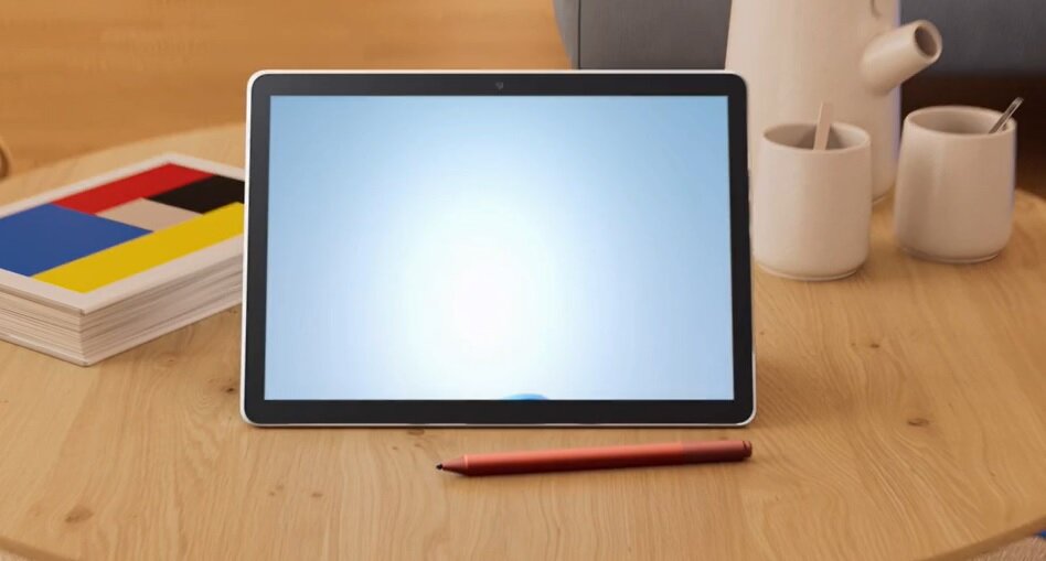 Tablet/laptop Microsoft Surface Go 3 na stoliku
