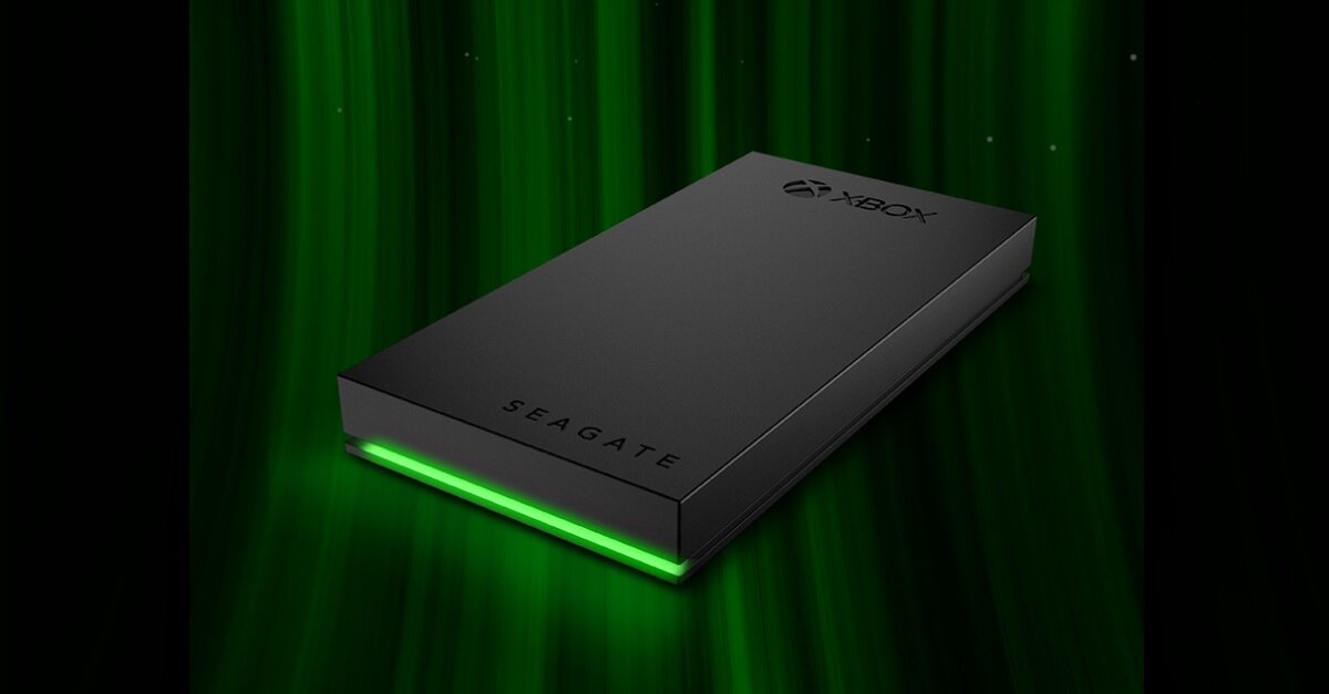 Dysk SSD do konsoli Xbox Seagate Game Drive STLD1000400 1TB na zielono czarnym tle z włączonym rgb z widokiem lekko z boku