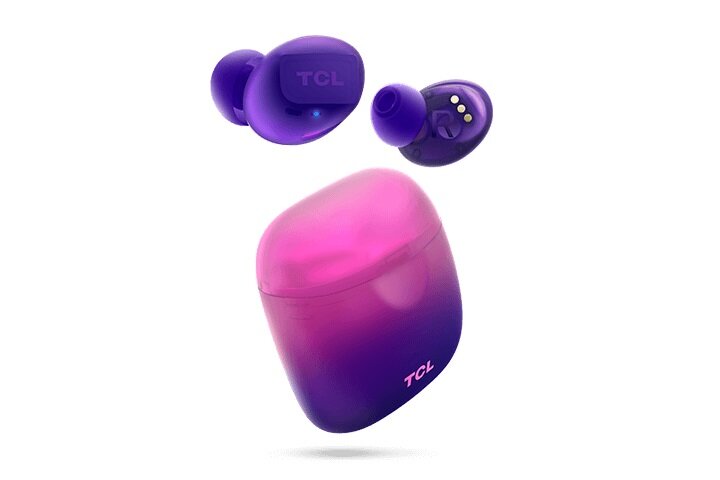 Słuchawki TCL SOCL500TWS purpurowe widok na słuchawki pod skosem oraz ich opakowanie