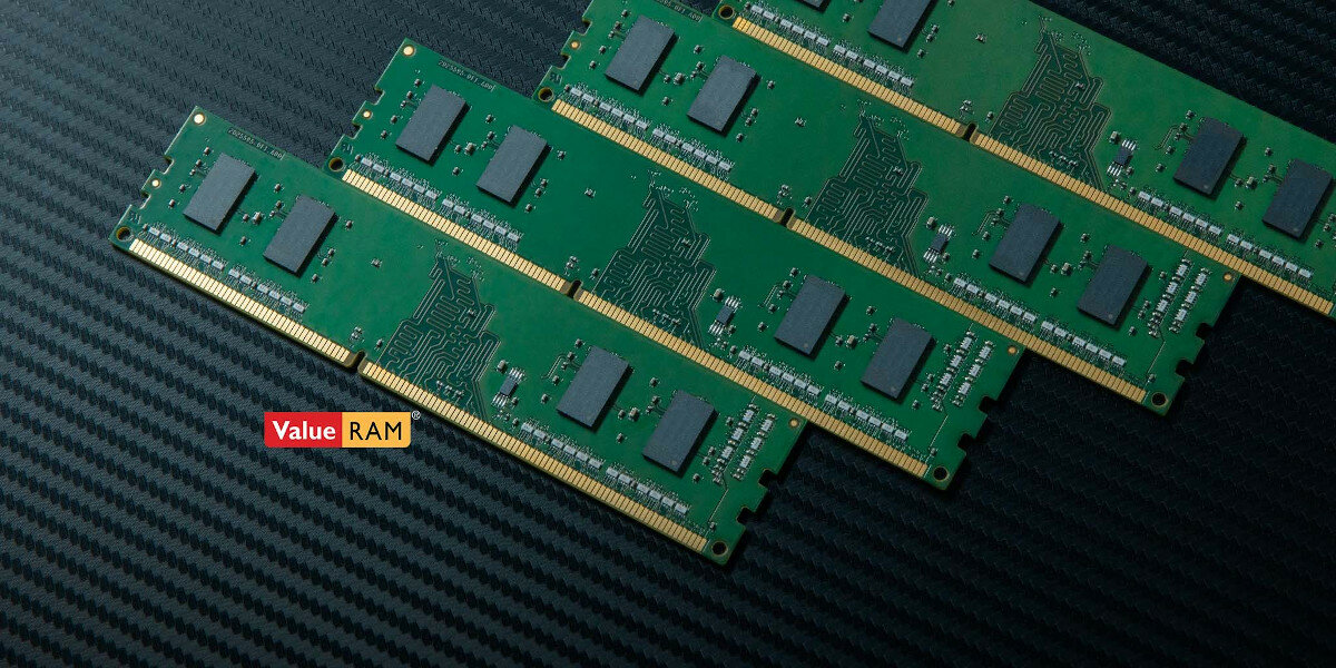 Pamięć RAM Kingston DDR3 1600 MT/s zdjęcie kości pamięci na szarym tle