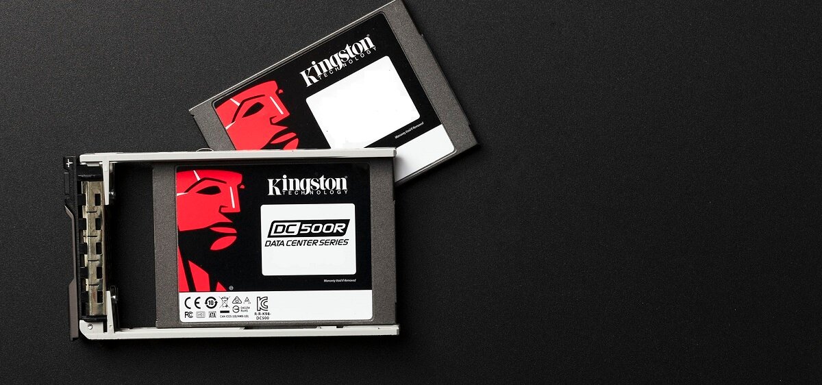 Dysk SSD Kingston DC500R 3840GB 2.5” dwa dyski na szarym tle