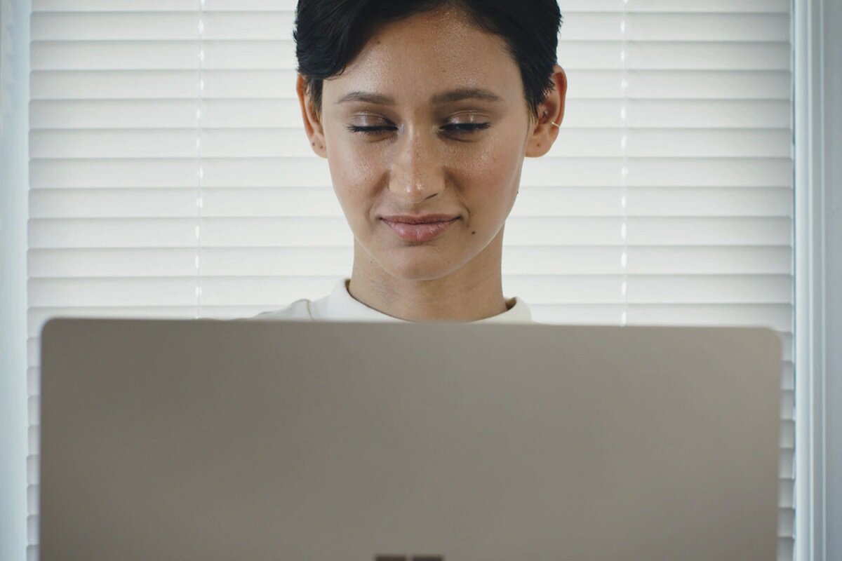 Laptop Surface Laptop 3 kobieta podczas pracy