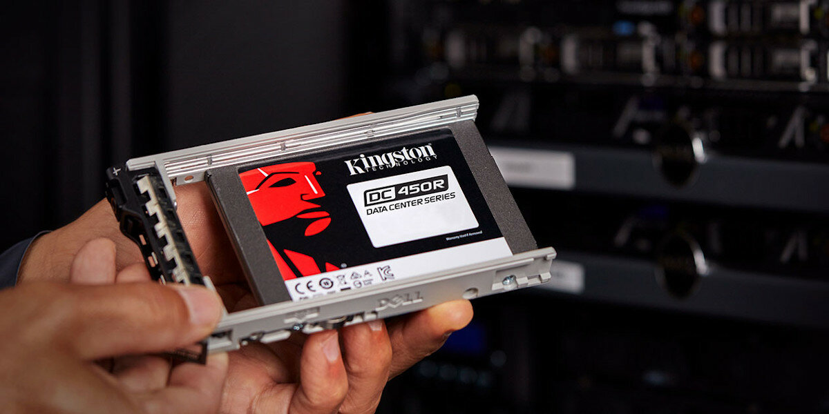 Dysk SSD Kingston Data Centre DC450R Enterprise zdjęcie ręki trzymającej dysk