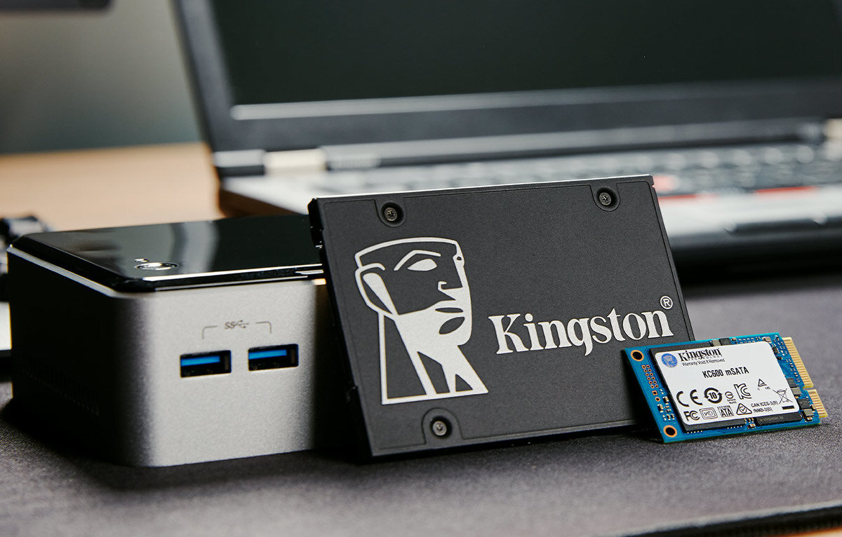 Dysk SSD Kingston KC600 2,5'' 256 GB zdjęcie dysków w formacie 2,5'' oraz mSATA na tle laptopa