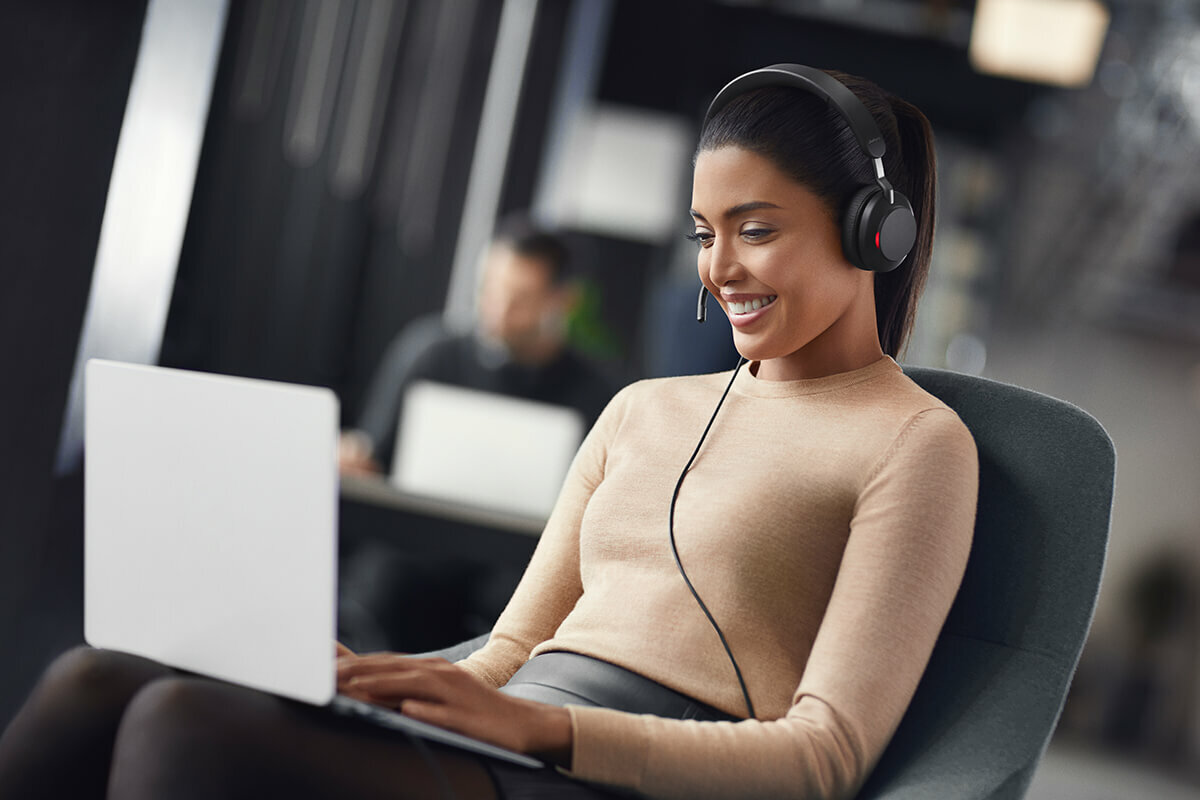 Słuchawki z mikrofonem Jabra Evolve2 40 USB-A MS stereo kobieta siedząca przed laptopem ze suchawkami na uszach