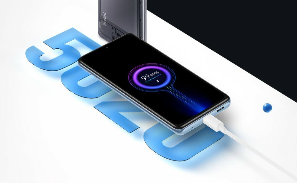Smartfon XIAOMI Redmi Note 10 Pro z podpiętą ładowarką