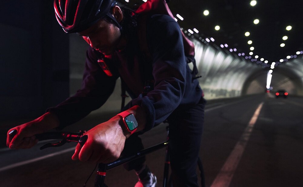 Smartwatch Apple Watch Series 7 GPS + Cellular MKHU3WB/A widok na mężczyznę na rowerze z zegarkiem na nadgarstku
