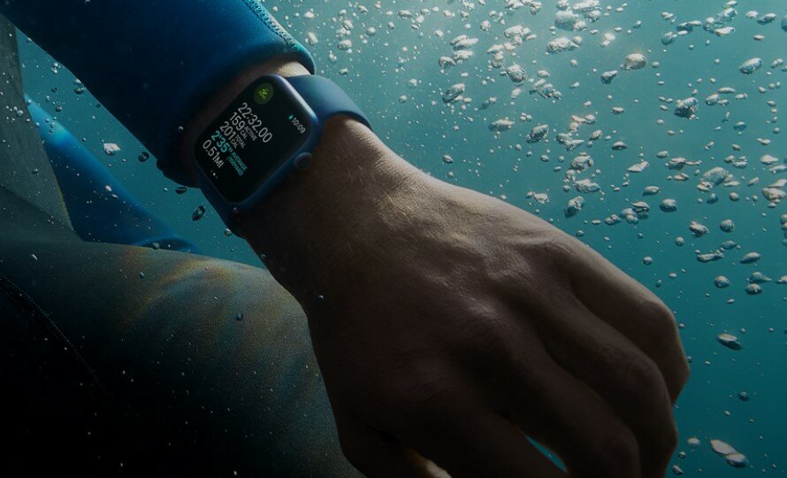Apple Watch Series 7 GPS + Cellular 41mm Gold Stainless Steel Case with Dark Cherry Sport Band wykorzystanie smartwatcha pod wodą