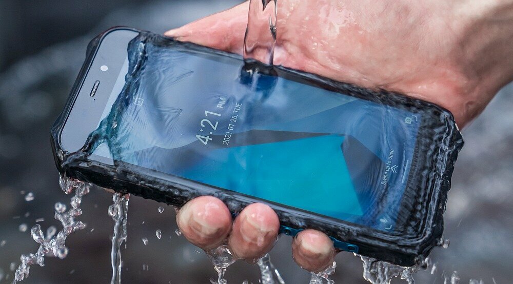 Smartfon Oukitel WP12 4/32 GB czarny smartfon w dłoni pod płynacą wodą