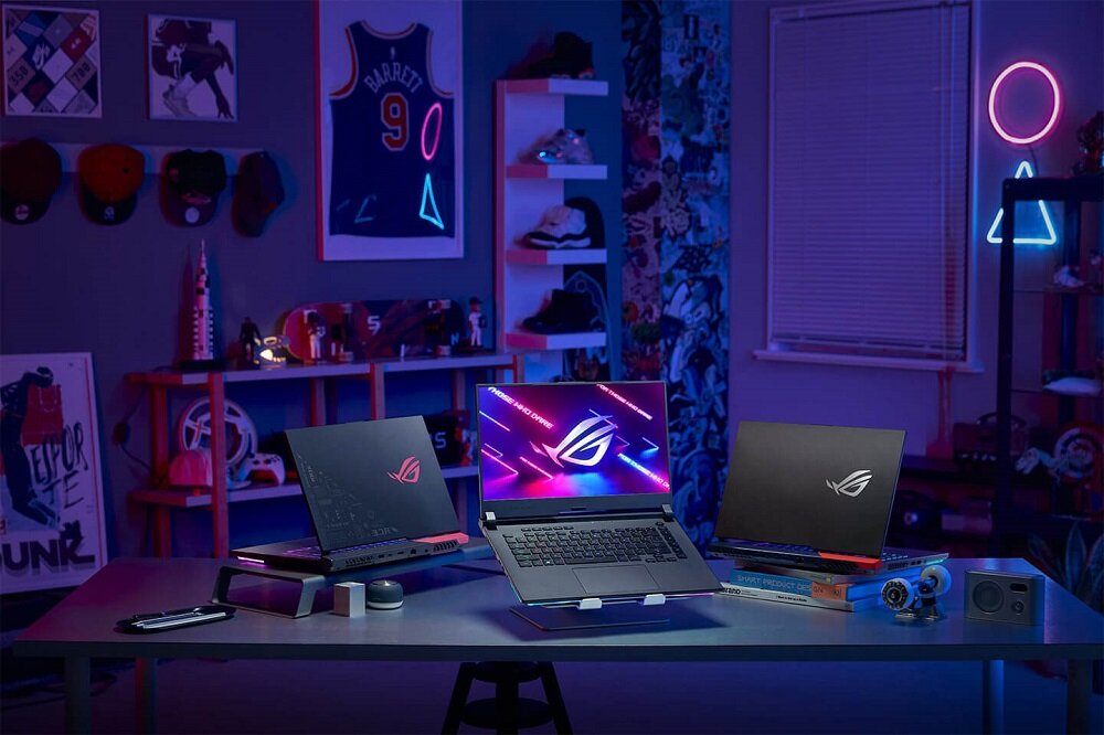 Laptop Asus ROG Strix G15 G513 G513IE-HN003T widok na przód i dwie klapy laptopa pod skosem