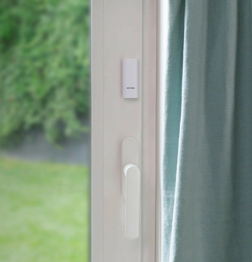 Inteligentny System Alarmowy z Kamerą NETATMO czujnik umieszczony na oknie