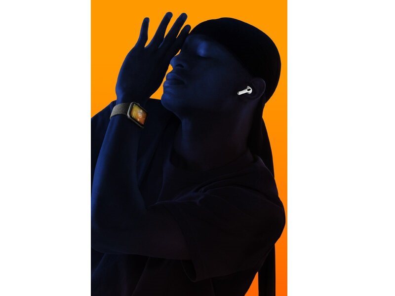 Słuchawki Apple AirPods 3 MME73ZM/A widok na tańczącego mężczyznę z widoczną słuchawką w uchu