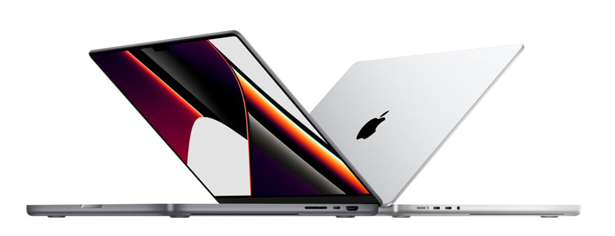 Laptop Apple MacBook Pro 16-calowy M1 Max 1TB Silver 2 otwartych laptopa - jeden pokazany przodem, a drugi - tyłem