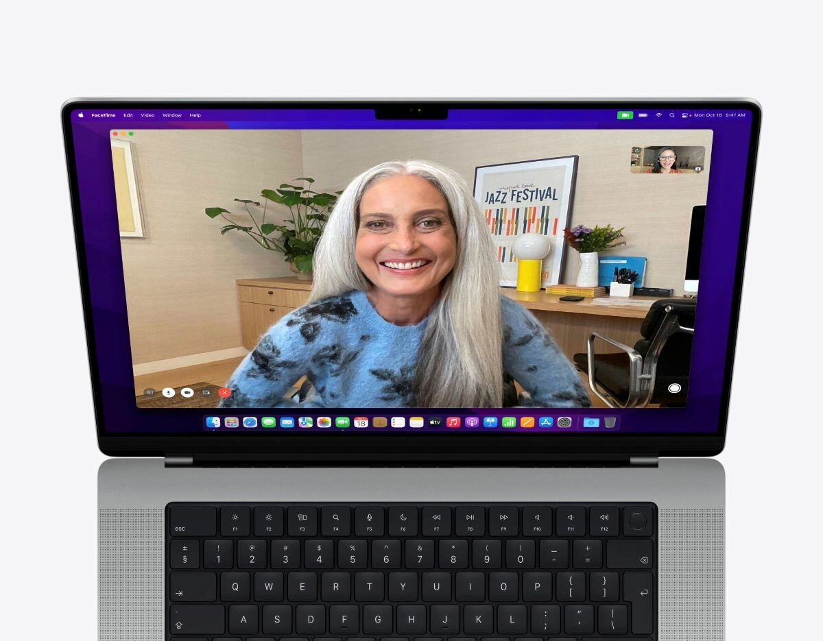 Notebook Apple MacBook Pro Apple M1 Pro przód, na ekranie uśmiechnięta kobieta