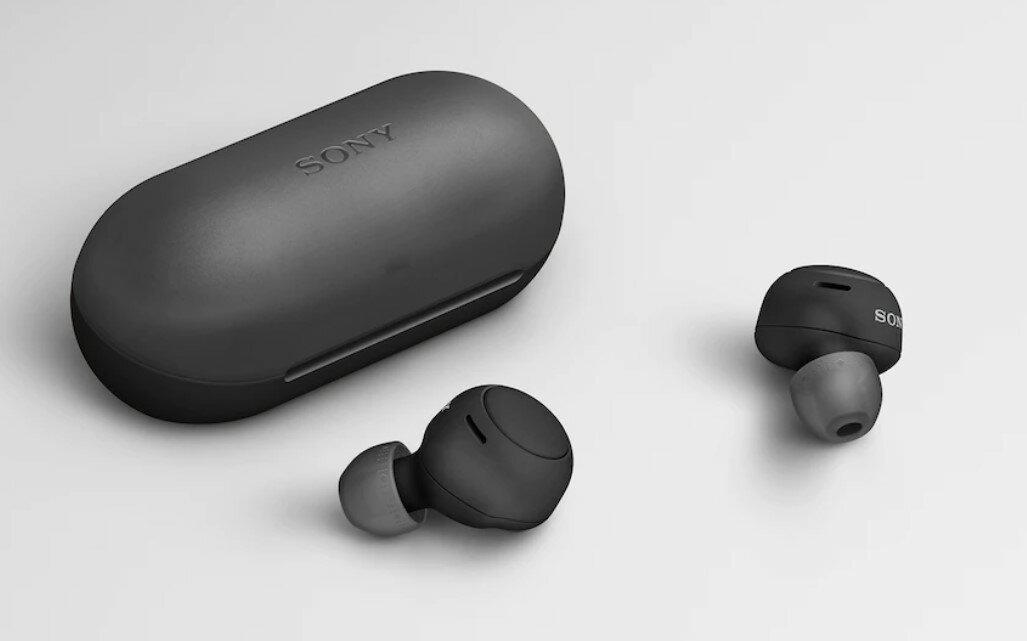 Słuchawki douszne Sony WF-C500 czarne stylowe małe słuchawki obok etui