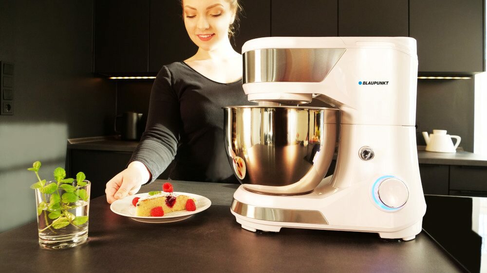 Robot kuchenny planetarny Blaupunkt SMM501 1500W frontem na blacie w kuchni