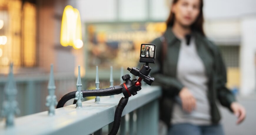 Kamera DJI Action 2 Dual-Screen Combo widok na kamerę przyczepioną statywem do mostu