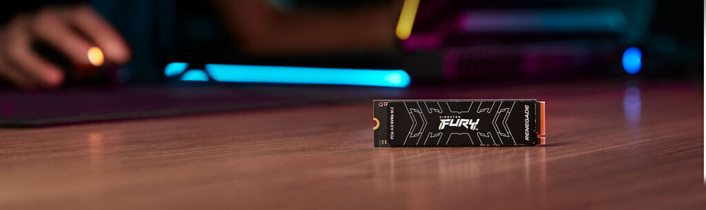 Dysk SSD Kingston Fury Renegade PCIe 4.0 NVMe M.2 1TB od frontu na blacie biurka