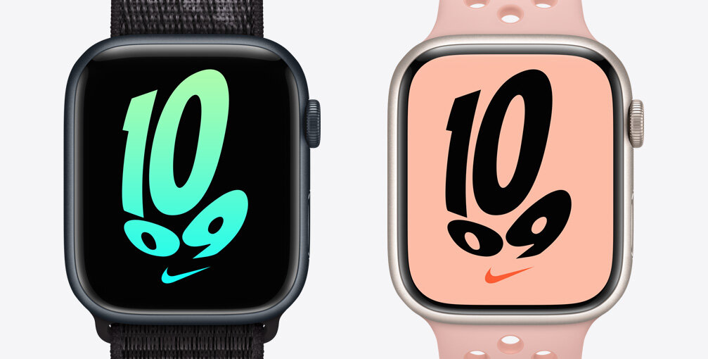 Smartwatch Apple Watch Nike Series 7 MKL43WB/A widok na dwa smartwatche obok siebie od frontu