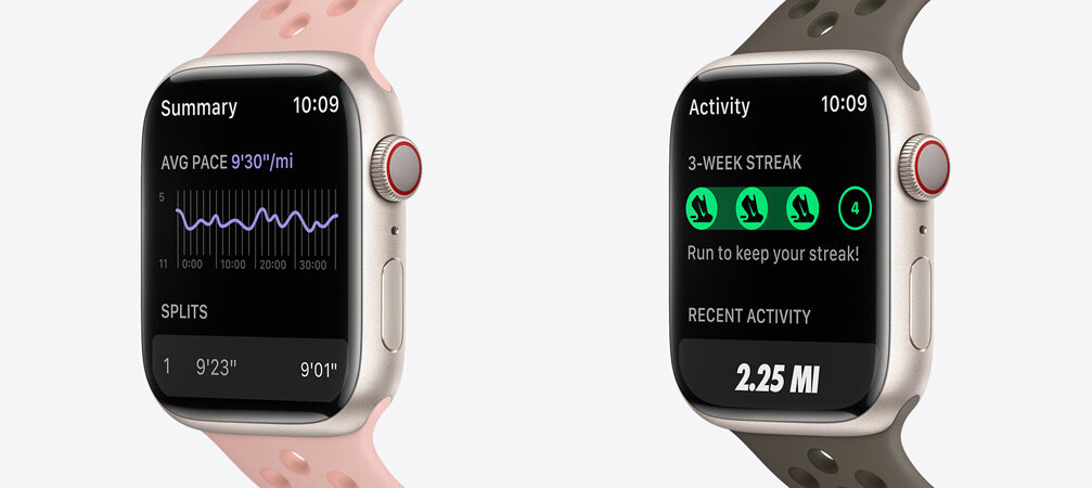 Smartwatch Apple Watch Nike Series 7 MKL43WB/A widok na dwa smartwatche obok siebie pod skosem w lewo