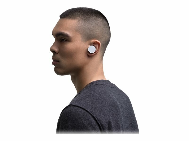 Słuchawki Microsoft Surface Earbuds Glacier HVM-00010 mężczyzna z słuchawką w uchu