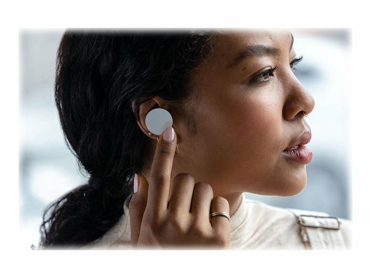Słuchawki Microsoft Surface Earbuds Glacier HVM-00010 kobieta  z słuchawką w uchu