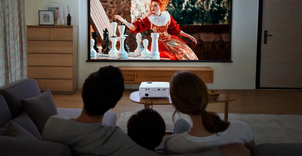 Projektor Benq W1800 rodzina oglądająca film