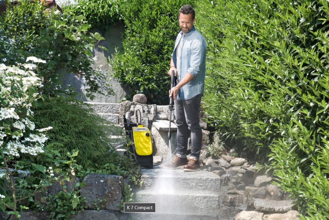 Myjka Ciśnieniowa Karcher K 5 Compact 500l/h trzymana przez mężczyzne podczas pracy na schodach
